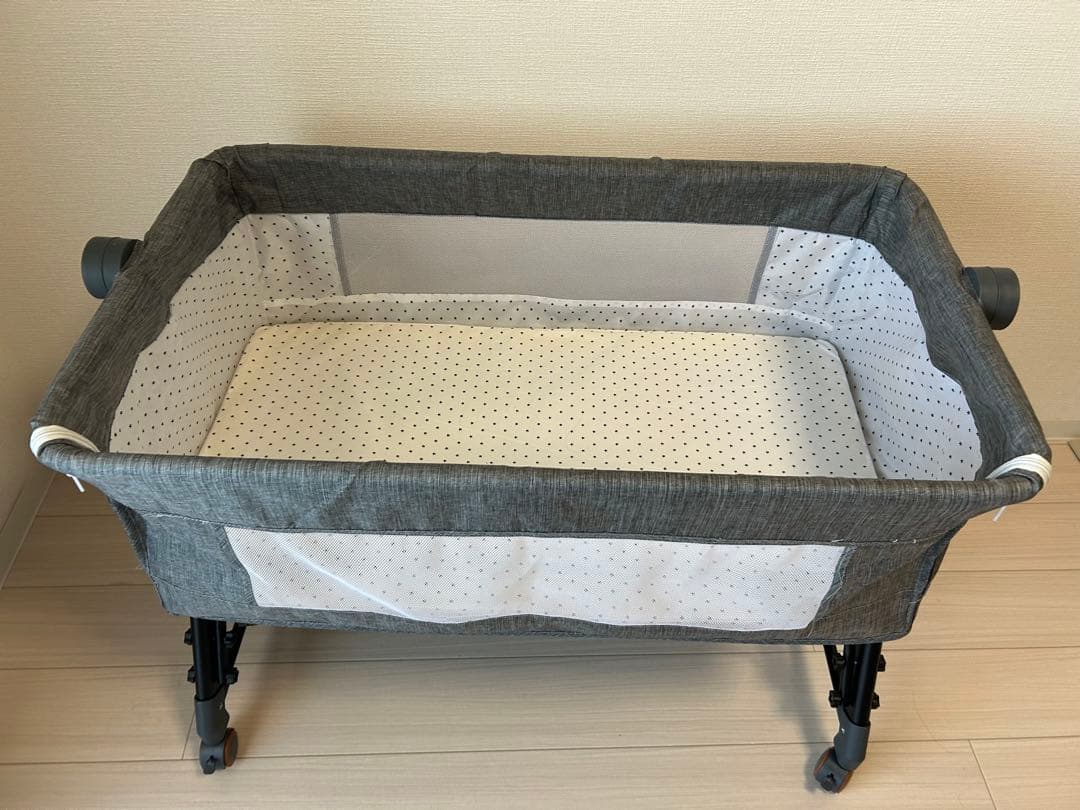 【マットレス未使用】ベビーベッド 折りたたみ式　キャスター付き