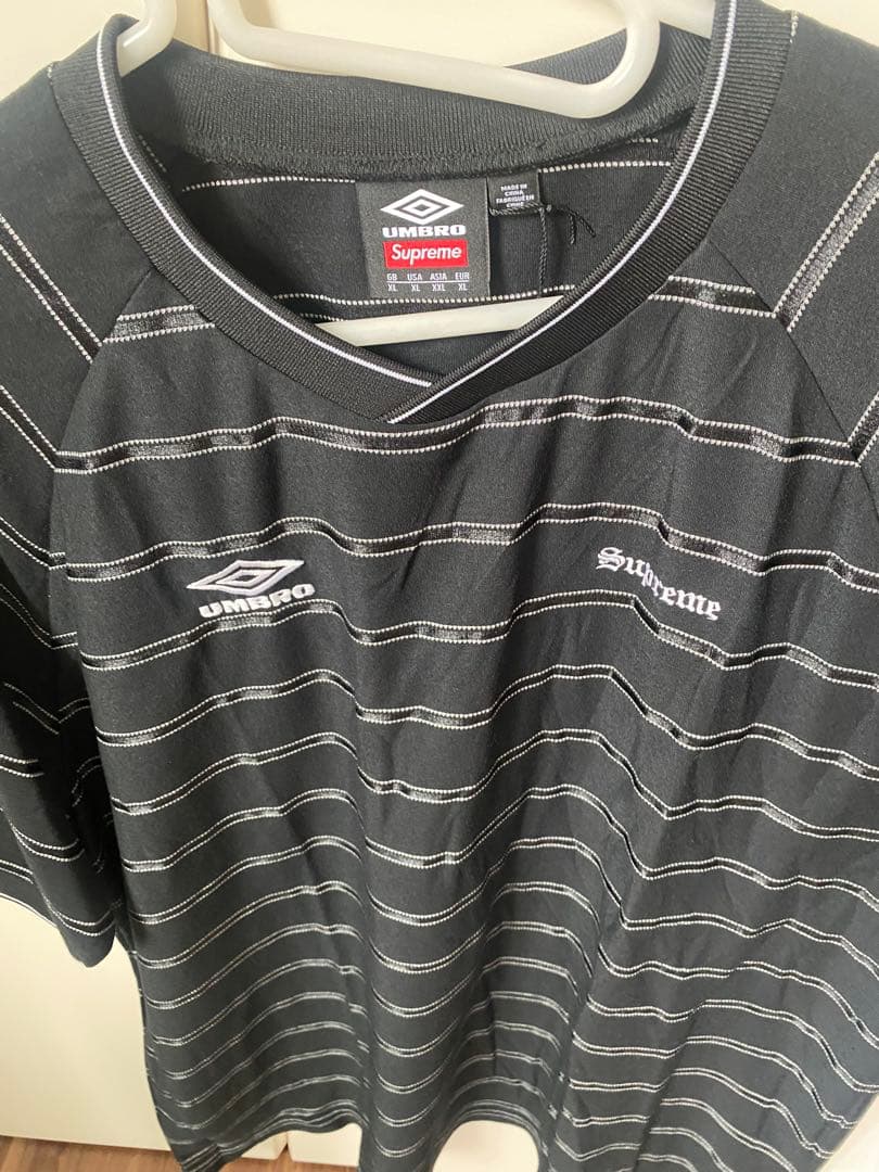 Umbro Supreme ブラックストライプ シャツ