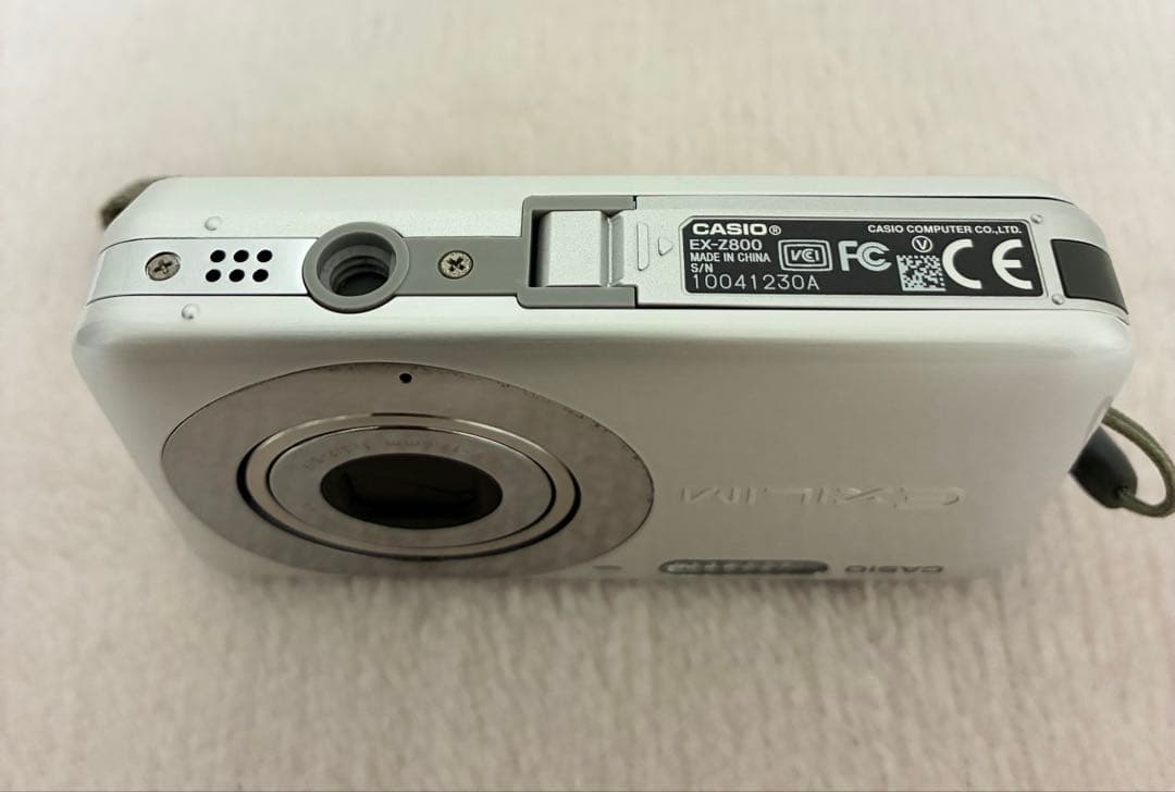 【美品】CASIO EXILIM EX-Z800 シルバー14.1メガピクセル