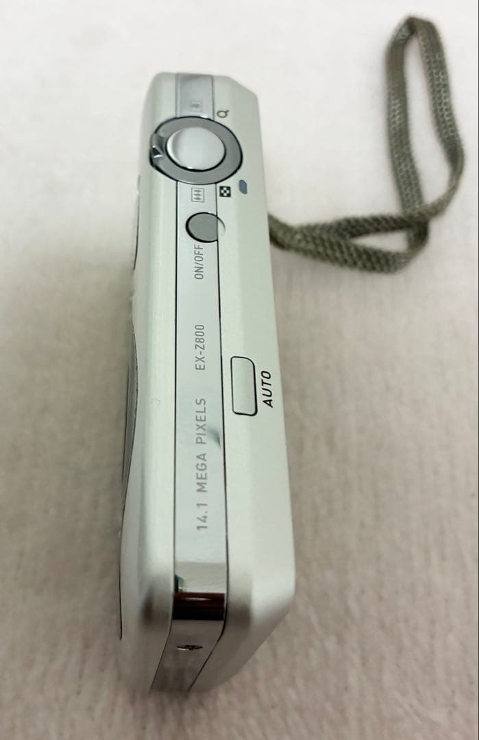 【美品】CASIO EXILIM EX-Z800 シルバー14.1メガピクセル