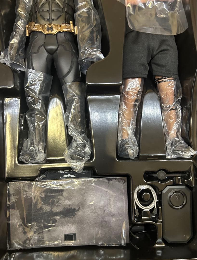 ホットトイズ　MMS702 バットマンアーマリー ブルース・ウェイン 1/6