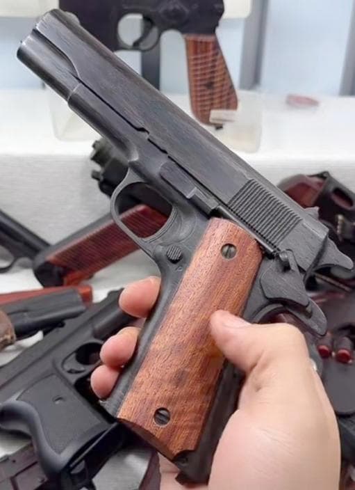 コルトM1911黒檀模型　1/1スケール 手作　新品