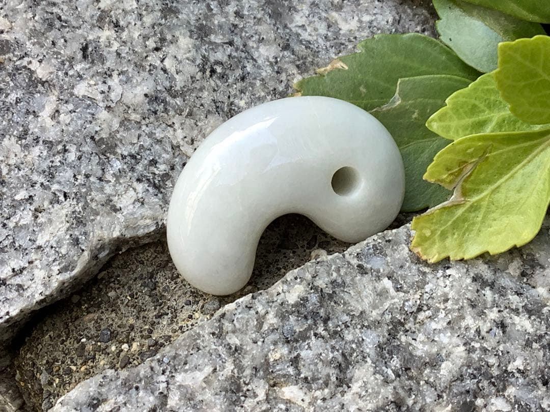 極上物✳きらきら味の素‼️小滝産糸魚川翡翠勾玉　氷の世界へアイスジェイド　鑑別書付