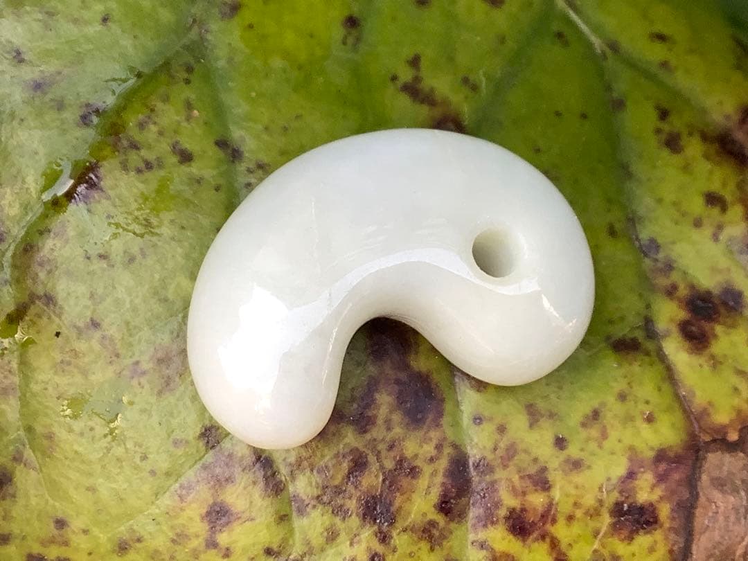 極上物✳きらきら味の素‼️小滝産糸魚川翡翠勾玉　氷の世界へアイスジェイド　鑑別書付