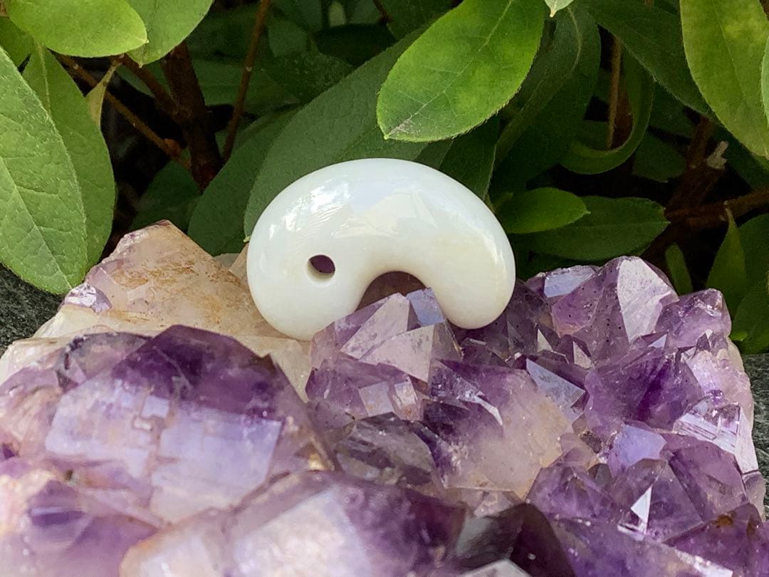 極上物✳きらきら味の素‼️小滝産糸魚川翡翠勾玉　氷の世界へアイスジェイド　鑑別書付