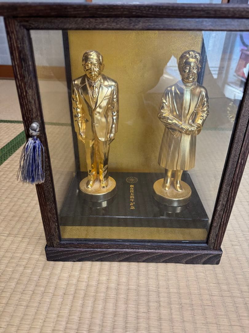 天皇陛下御在位五十年記念の記念品　箱入り2体セット