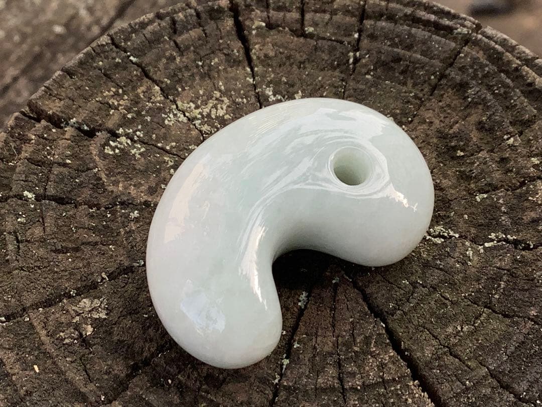 ✳極上物　本物ジェダイト　糸魚川翡翠勾玉　最安値卸し‼️ 守護石に　鑑定機関鑑…