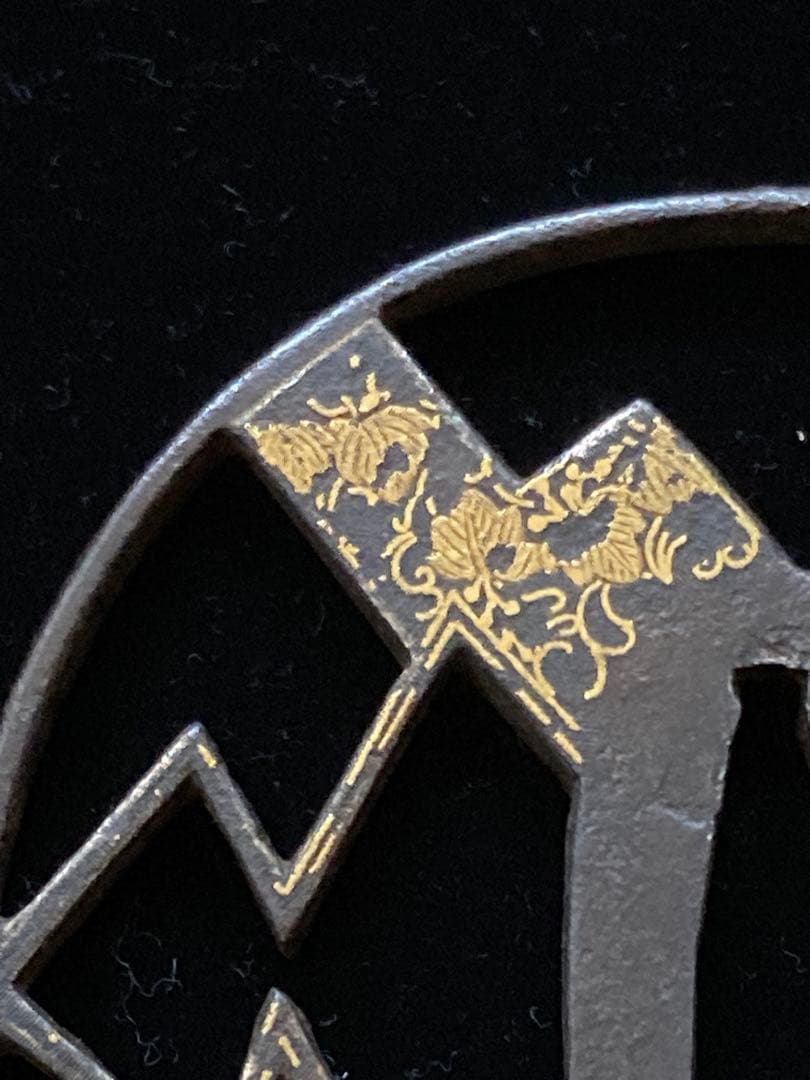 【特別保存刀装具】菊熨斗図透鐔 無銘京正阿弥　鉄地丸形透鍔