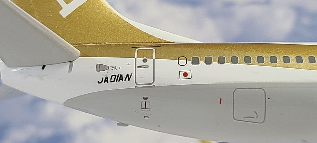B737-700 ANA ゴールドジェット JA01AN
