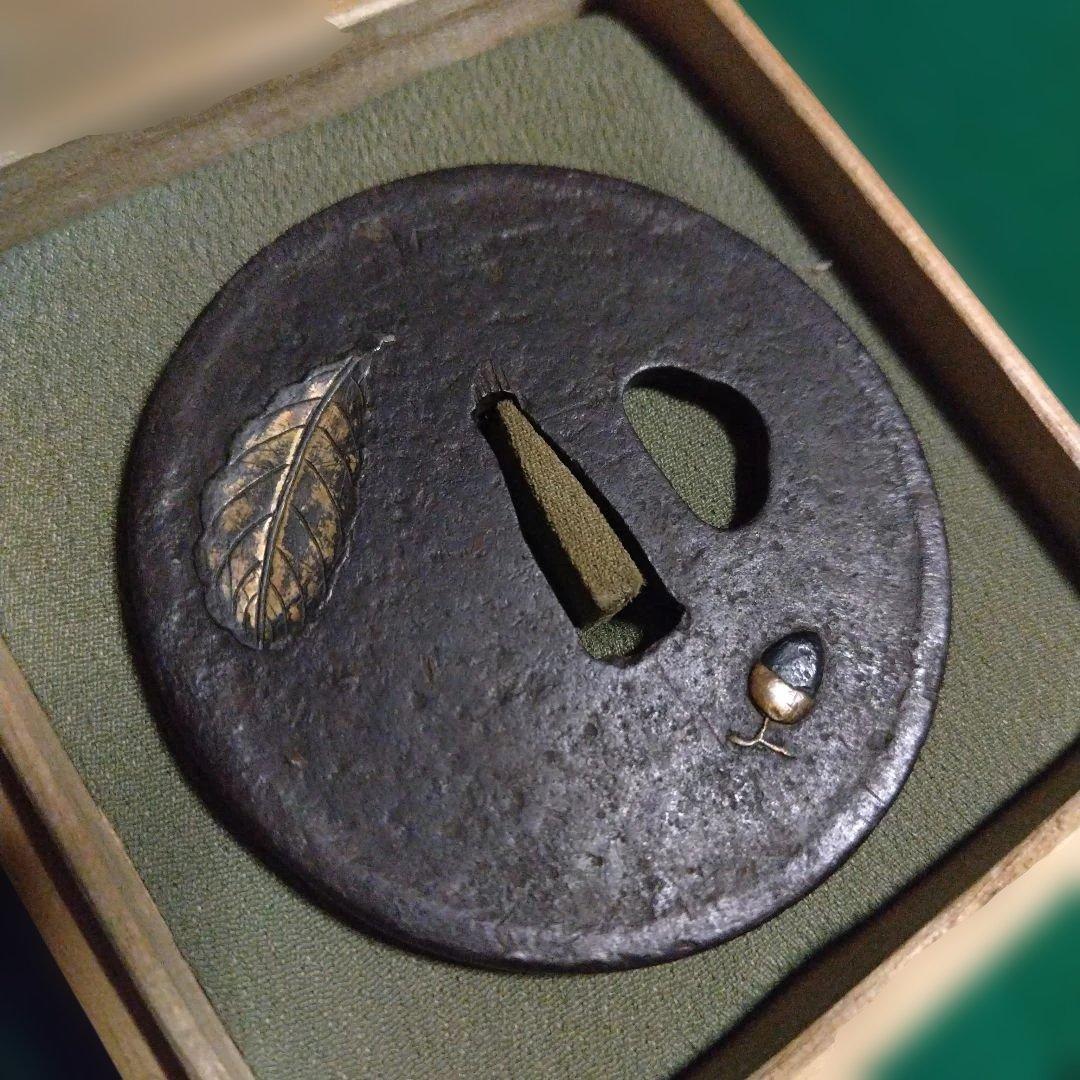 葉と花の装飾 鍔(つば) 鉄地