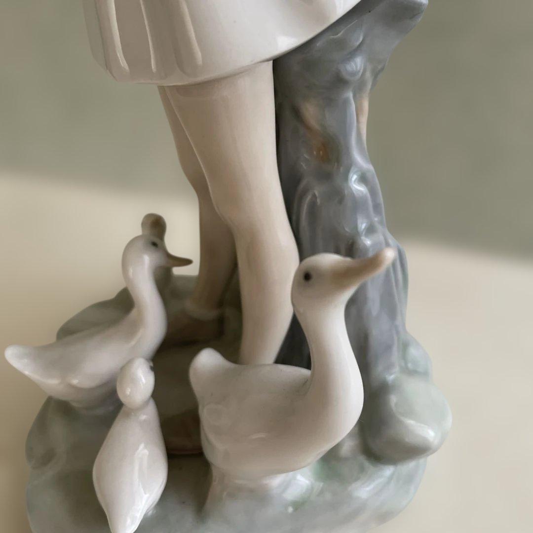 リヤドロ　傘を持つ少女とガチョウ