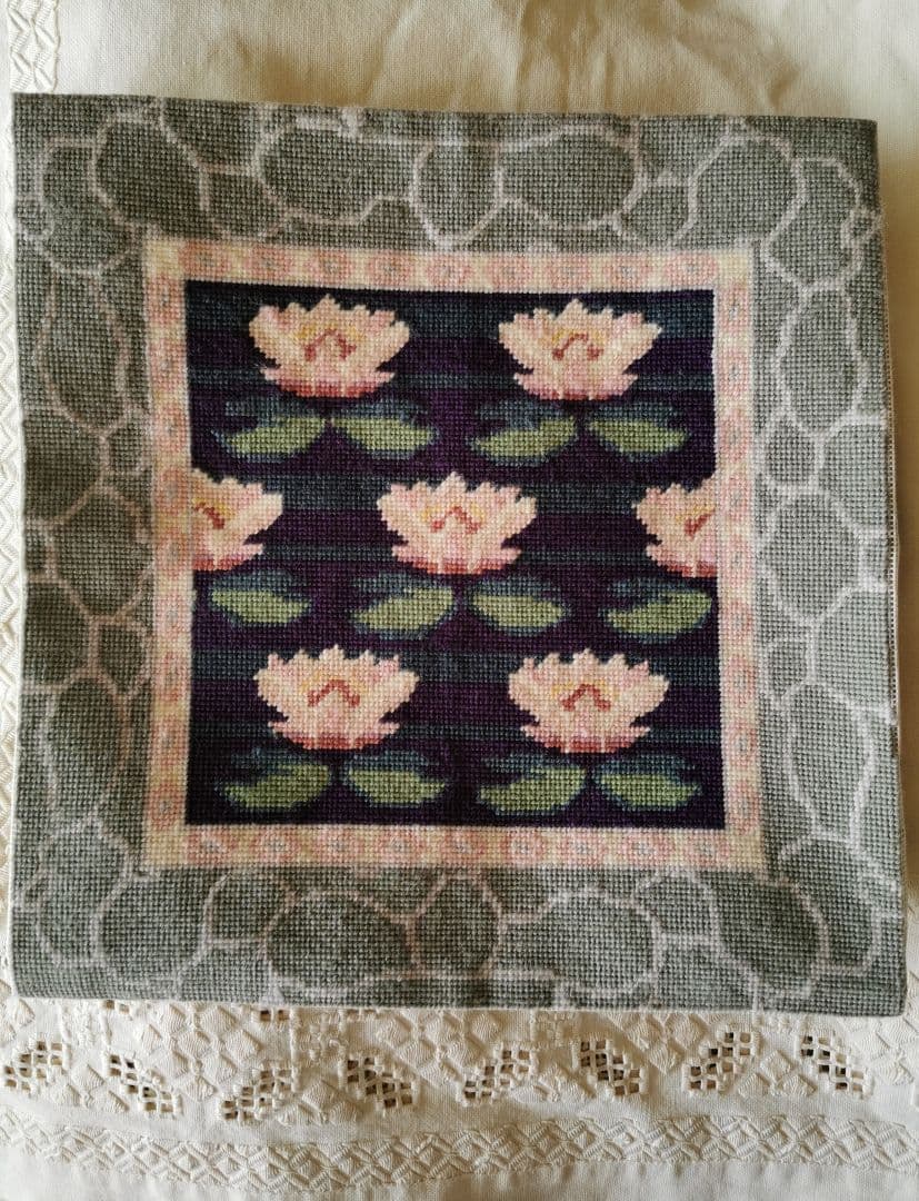 アンティークイギリス ニードルポイント 北欧風 蓮池 ピンクロータスの咲く碧い湖