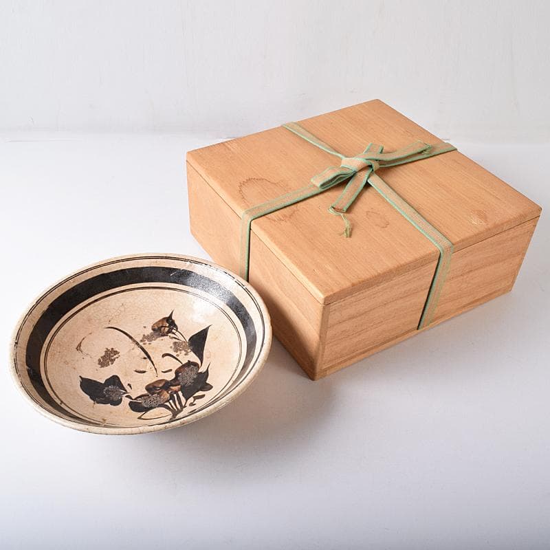 中国　磁州窯　鉄釉　花文　平鉢　裏千家十五代鵬雲斎極め箱　M　R8371