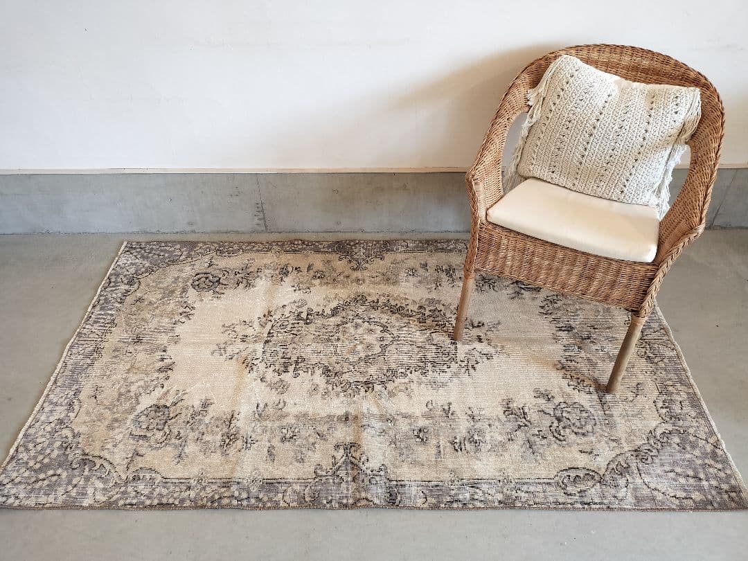 【AYA ☆ セール中】淡いグレーとクリームの淡色ラグ　　No.617