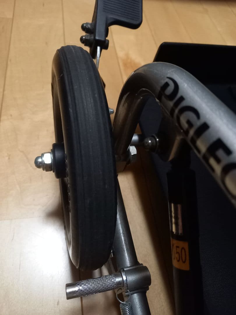 ピグレオティルト３　介助用バギー 黒と水色