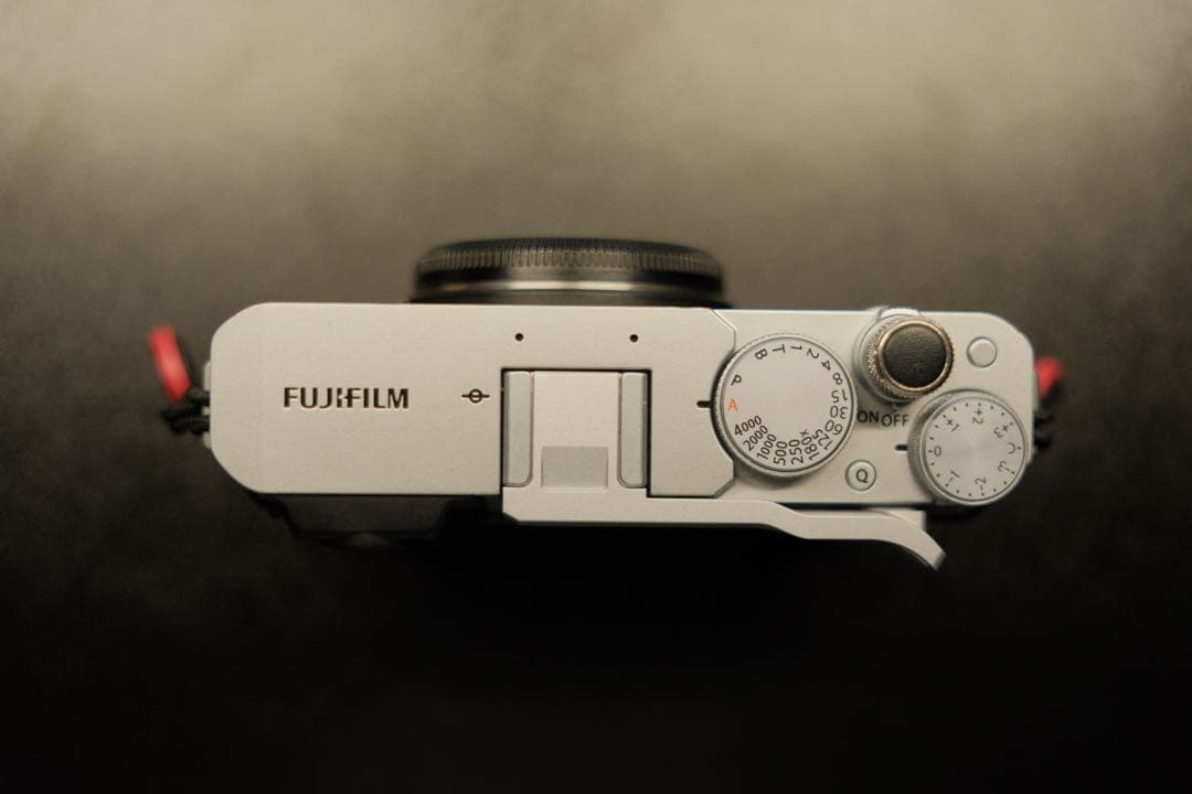 FUJIFILM XE4シルバー 本体【元箱付き】