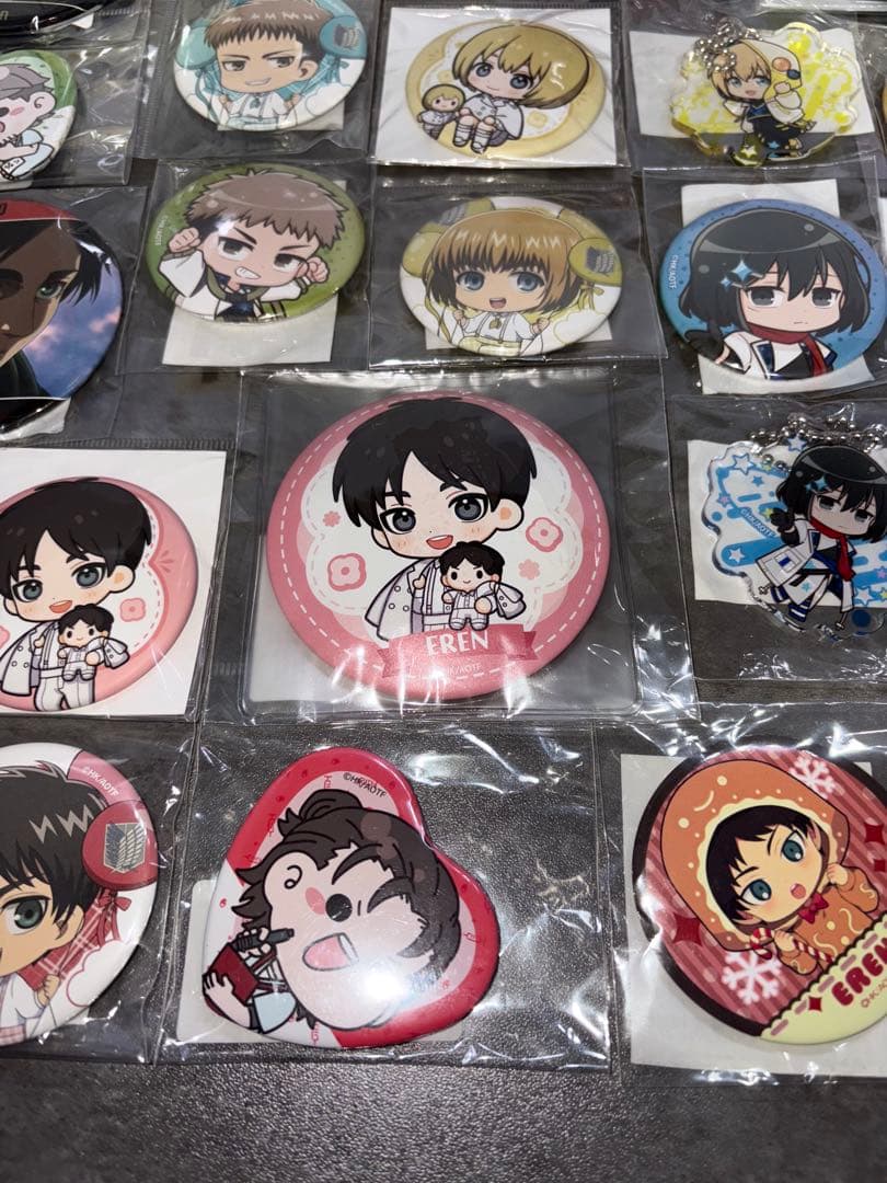 進撃の巨人　グッズ　まとめ売り　アクリルキーホルダー　缶バッジ