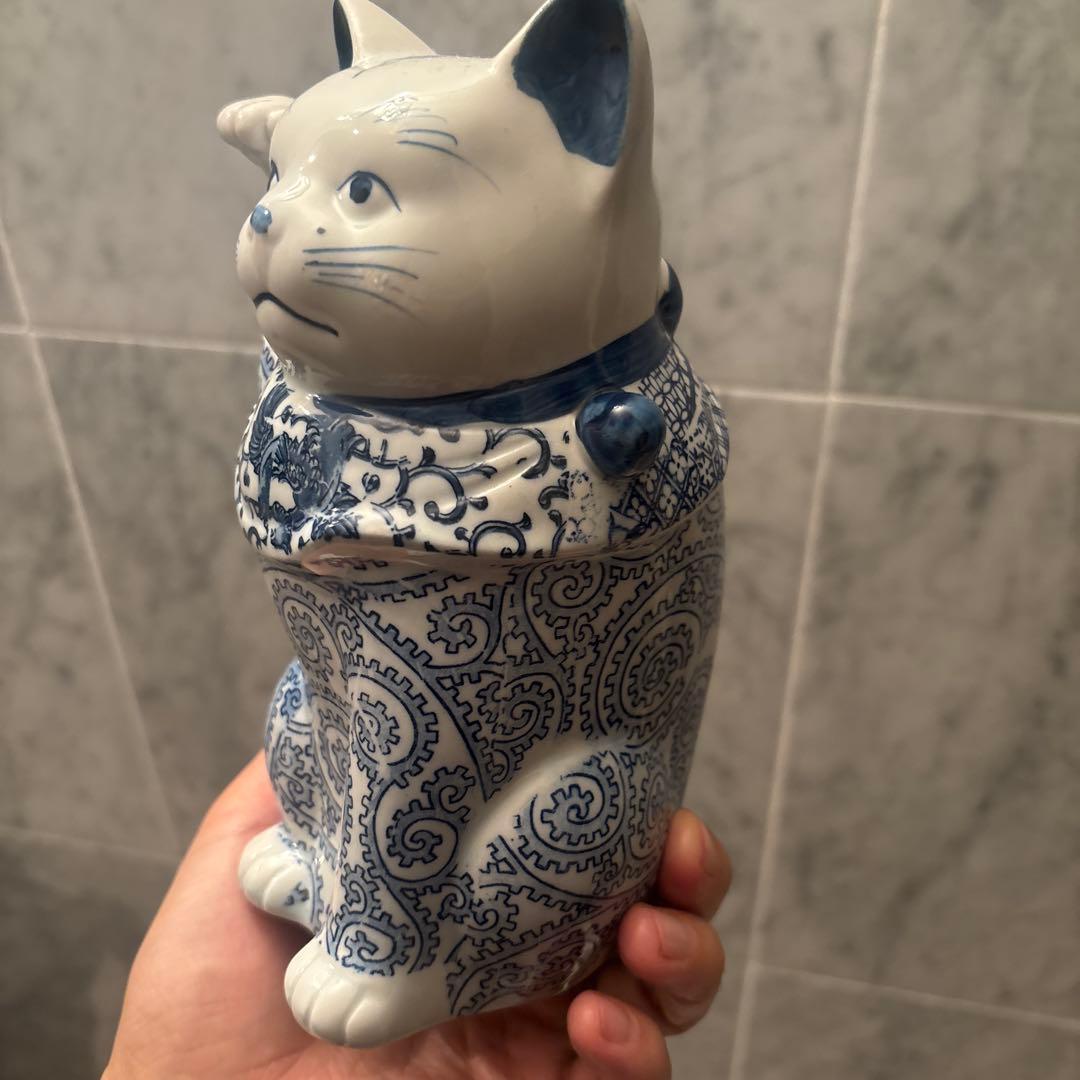 アンティーク　瞳やまつ毛、ヒゲ、体の唐草模様が美しい陶磁器の招き猫