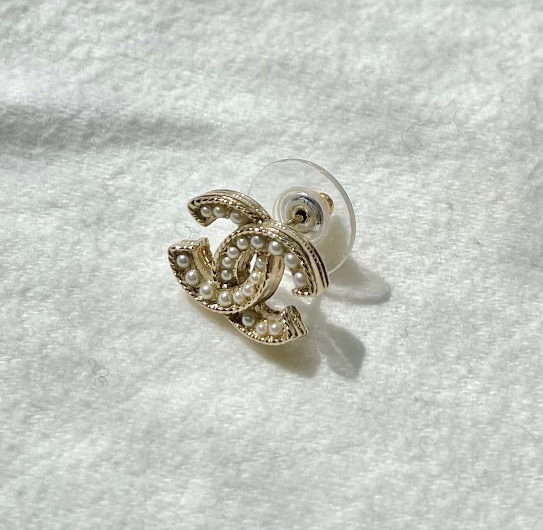 CHANEL パール装飾ロゴピアス 片耳用