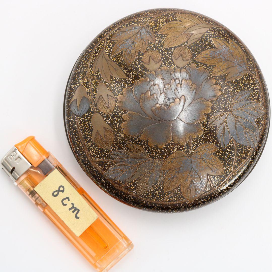 表千家流堀内家十二代 堀内宗完(兼中斎)書付 牡丹蒔絵 平丸香合　rM976