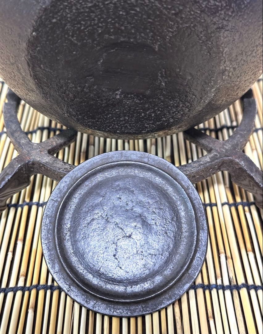 供箱等付属品付　南部藤枝工房　藤枝　昌行作　１２型アラレ　南部鉄瓶　南部鉄器