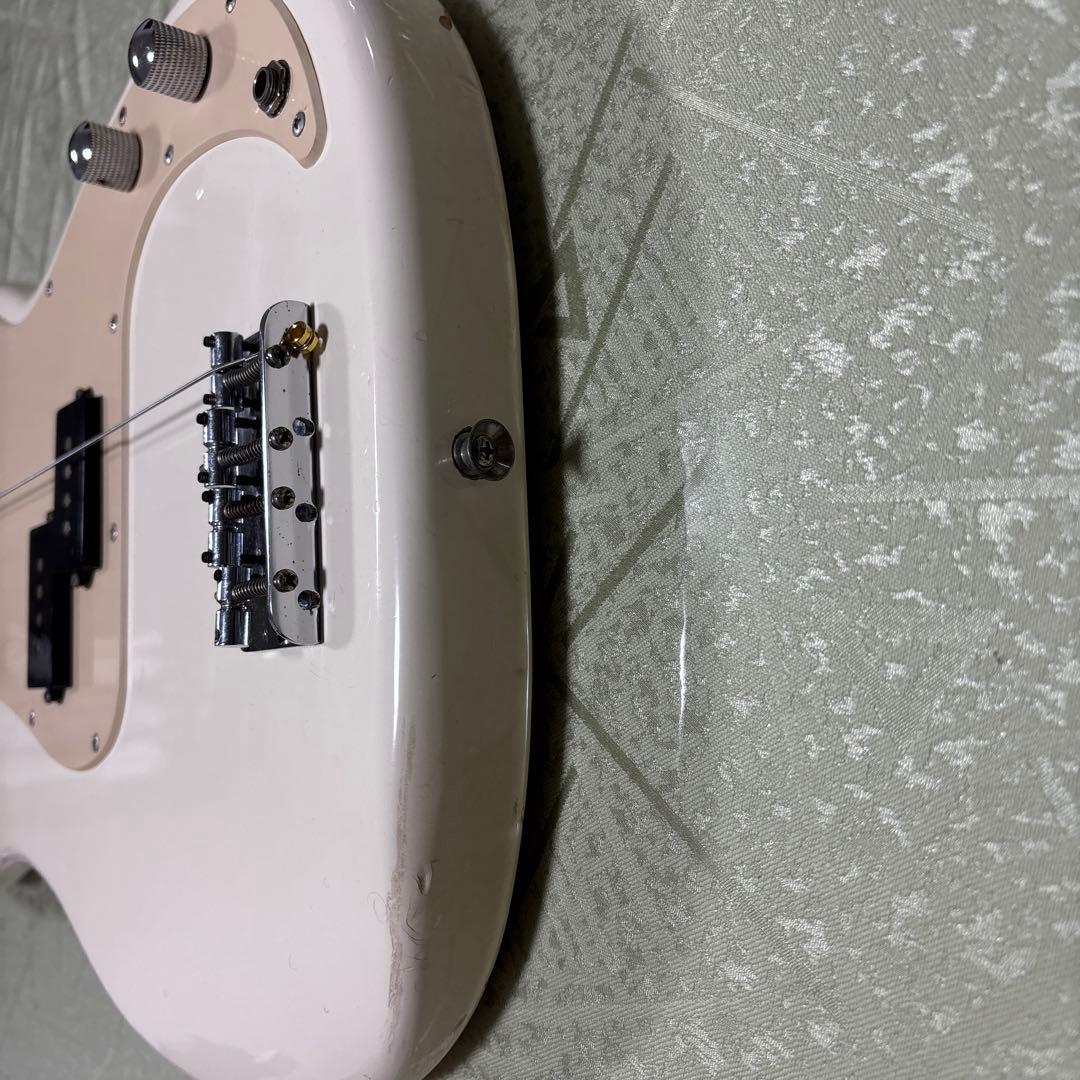 SquierとBUSKER'S プレベ(ネックを外して発送)