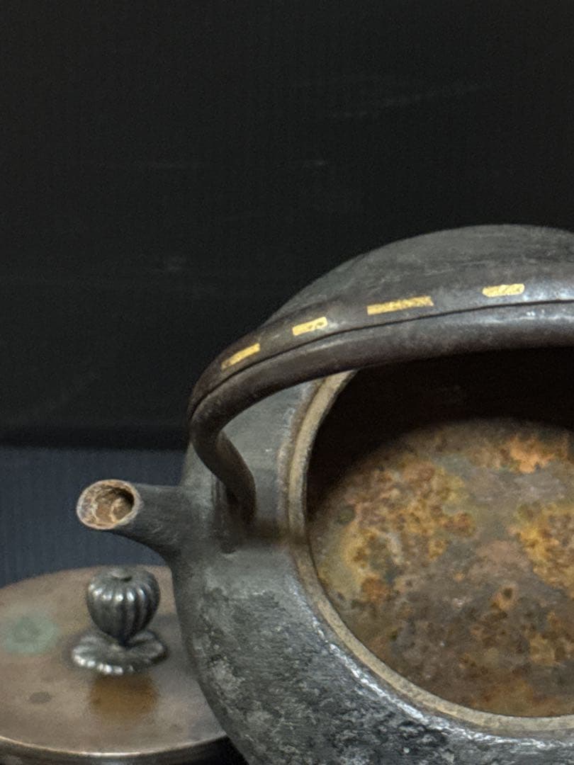 龍寿堂 浄寿 造 金象嵌提手 銀摘 平丸型 鉄瓶 茶道具