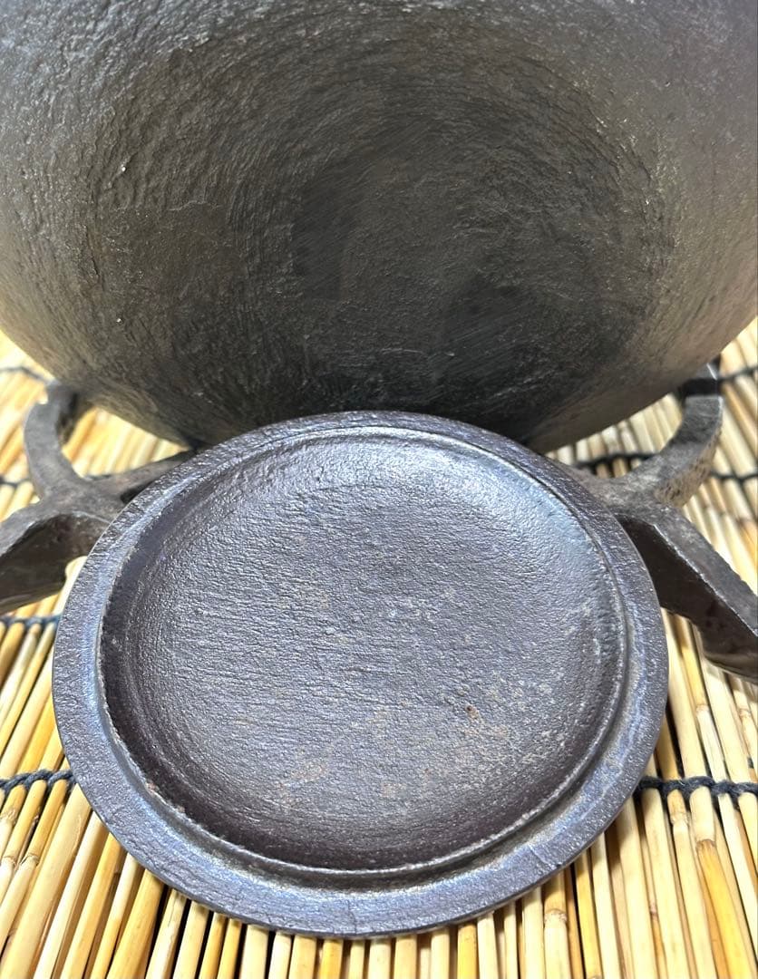 ＵＳＥＤ品 昭和期造　菊地保寿堂名人　菊池熊治作　１２型 梅文様 肩衝 南部鉄瓶