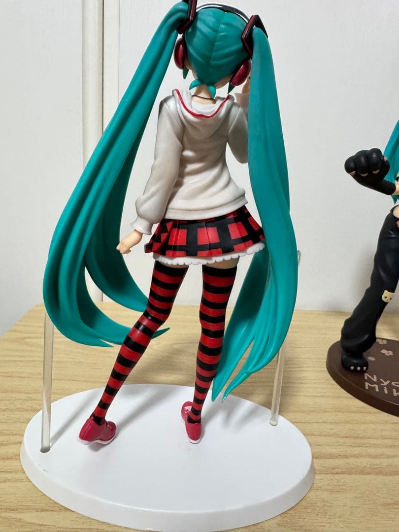 初音ミク スーパープレミアムフィギュア 2体セット （ナチュラル／にゃんこ）