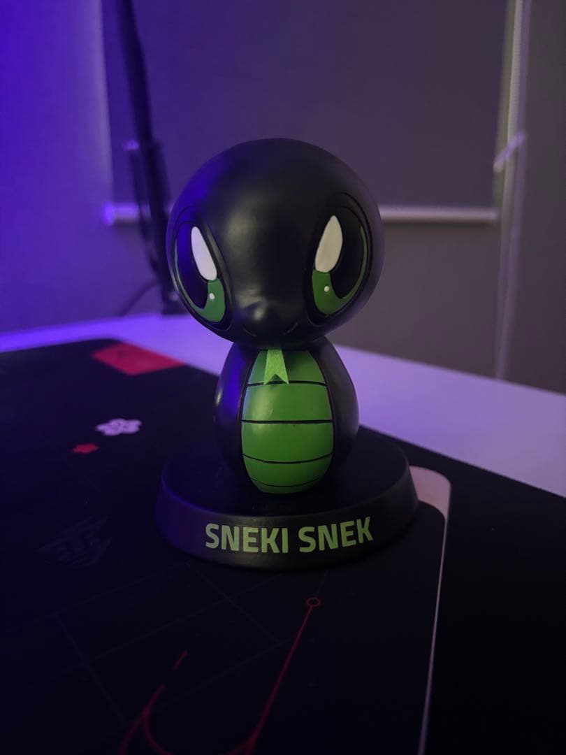SNEKI SNEK フィギュア 黒と緑