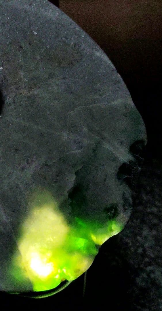 ★翡翠原石★糸魚川硬玉【底カット・ロウカン部有・379ｇ】