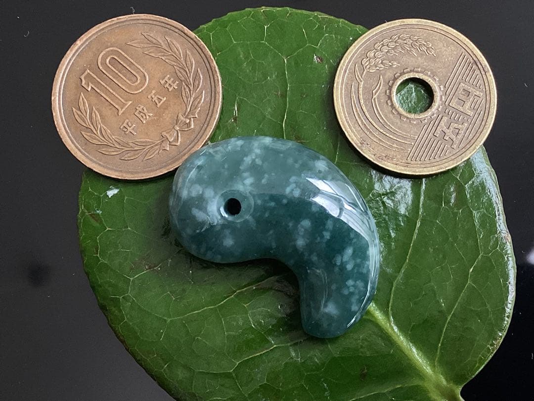 本物の雪にて✳ premium一流の勾玉‼️格上の糸魚川翡翠‼️味身色合い抜群　鑑別