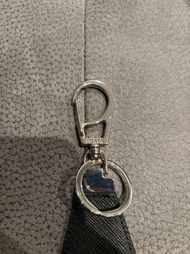 あ　PRADA トライアングルロゴ サフィアーノレザー キーチェーン