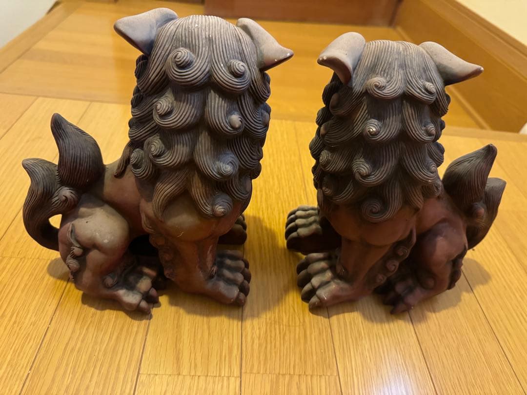 沖縄の伝統的な守り神であるシーサーの置物　約20cm