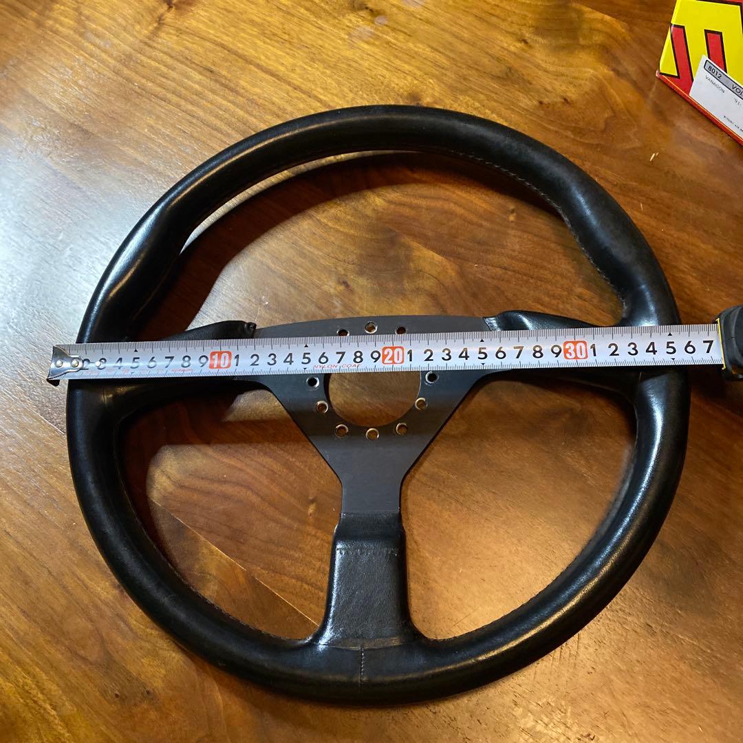 momo製ボスとステアリングホイール 3スポーク