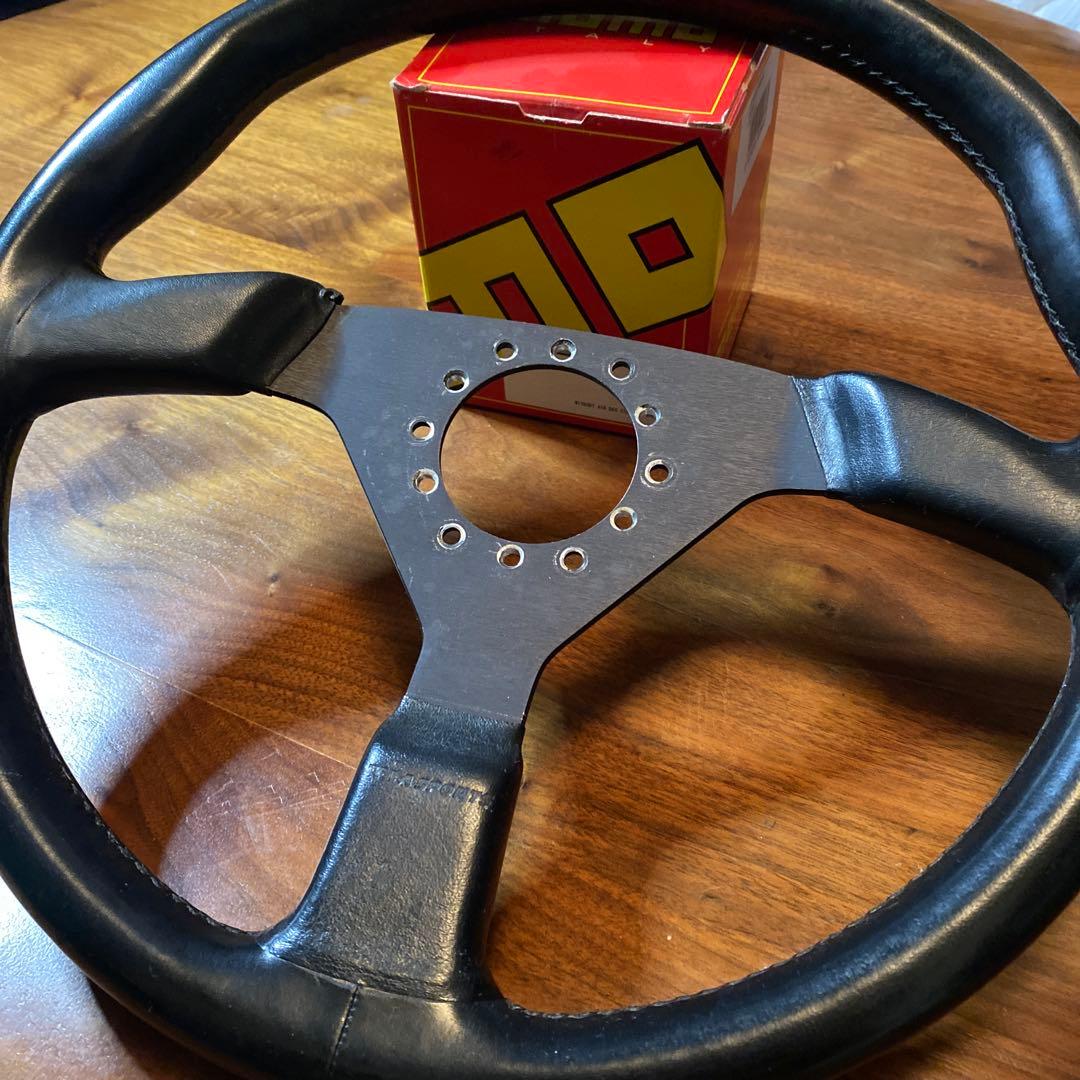 momo製ボスとステアリングホイール 3スポーク