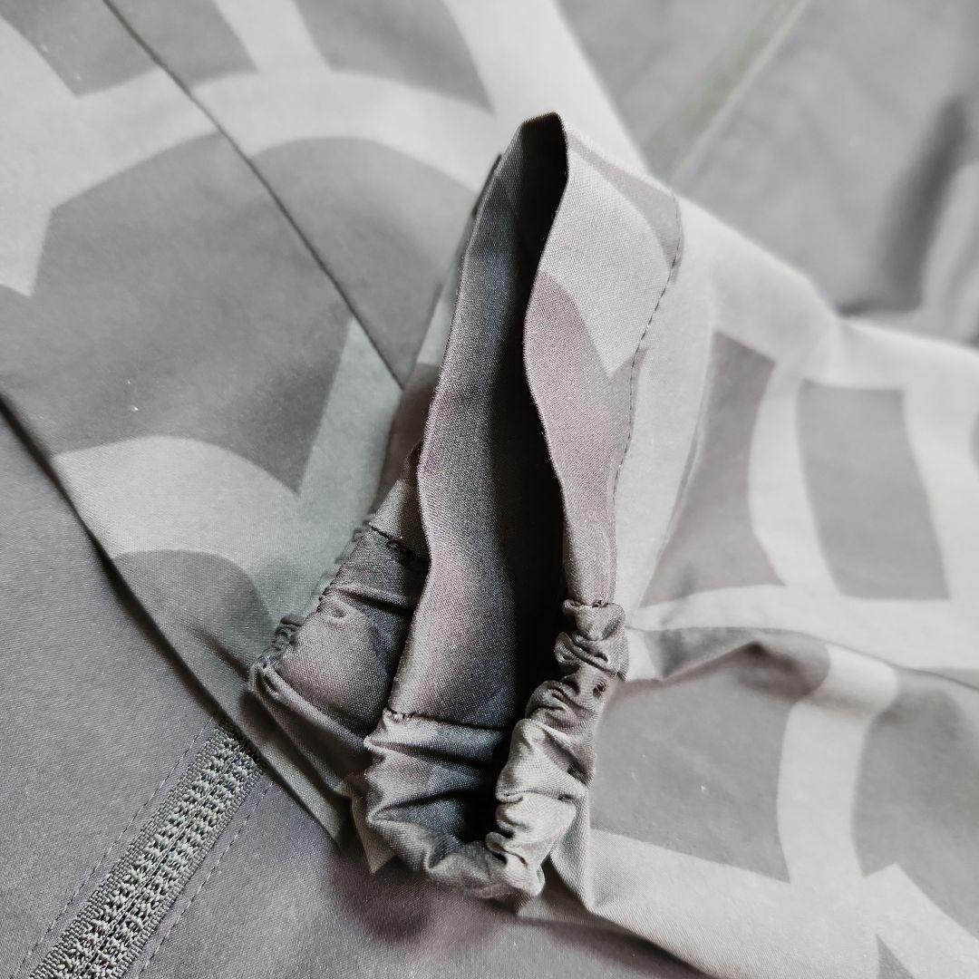 DESCENTE GOLFタイポグラフィモチーフウィンドジャケットストレッチM黒