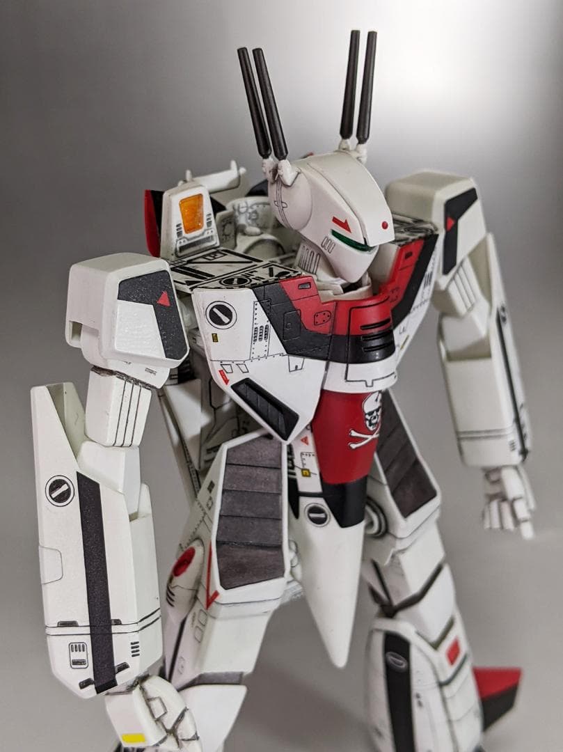 プラモデル　ハセガワ　1/72 VF-1S バトロイドバルキリー　組立塗装済