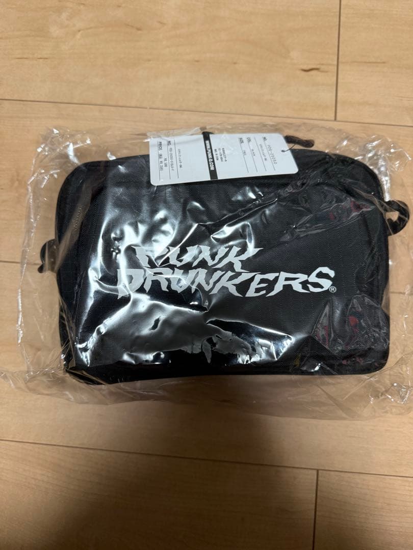 PUNK DRUNKERS パンクドランカーズ ギザロゴショルダーバッグ 黒