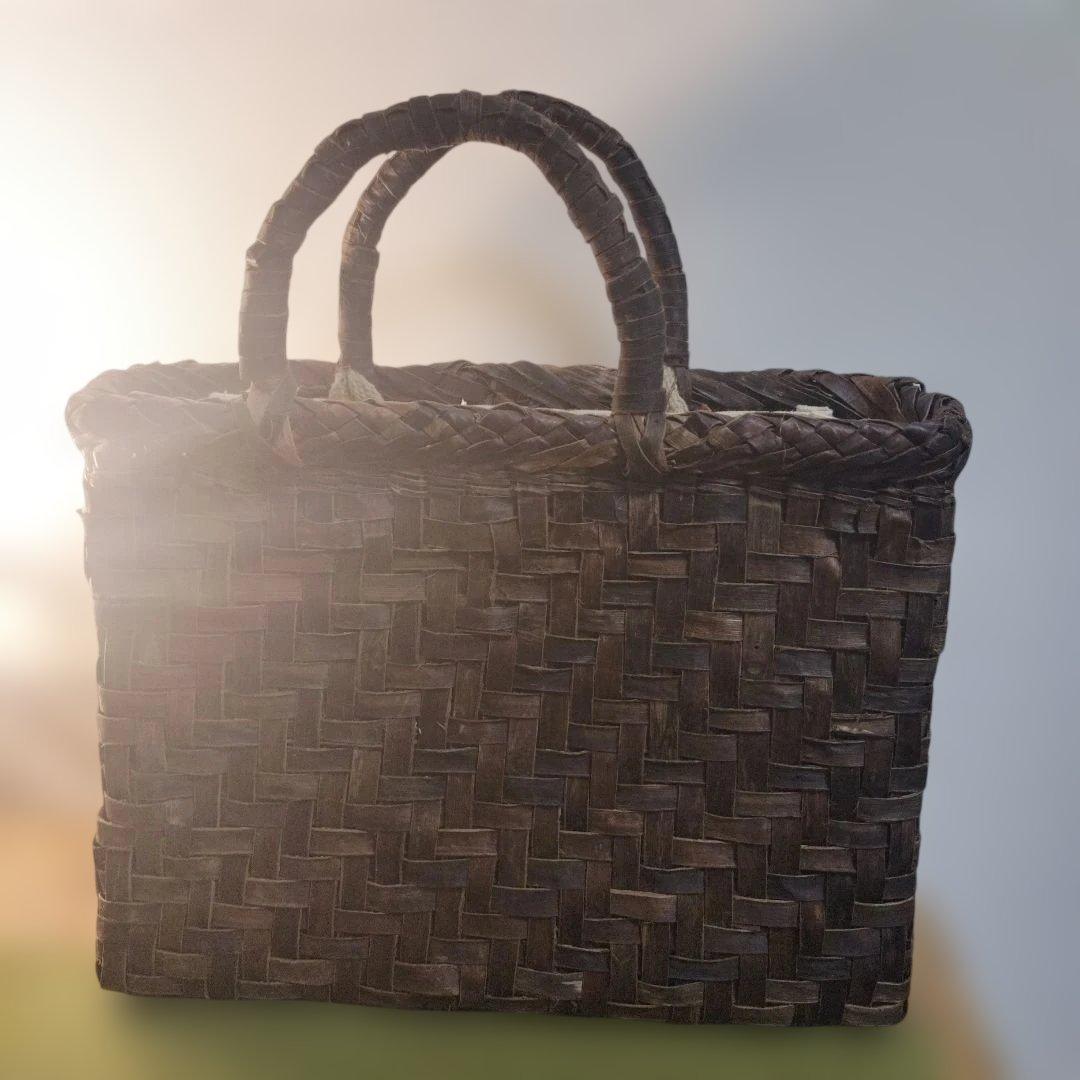 ゆ*ン様 胡桃の皮網代編み籠バック　中　約高さ23横30幅10