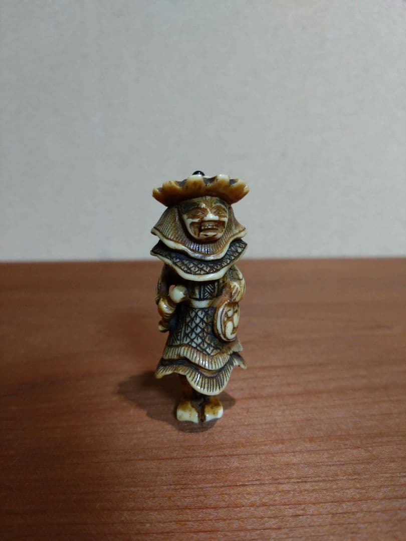 鹿角製 小太鼓を持つ韃靼人 根付 南蛮人 ダッタン人