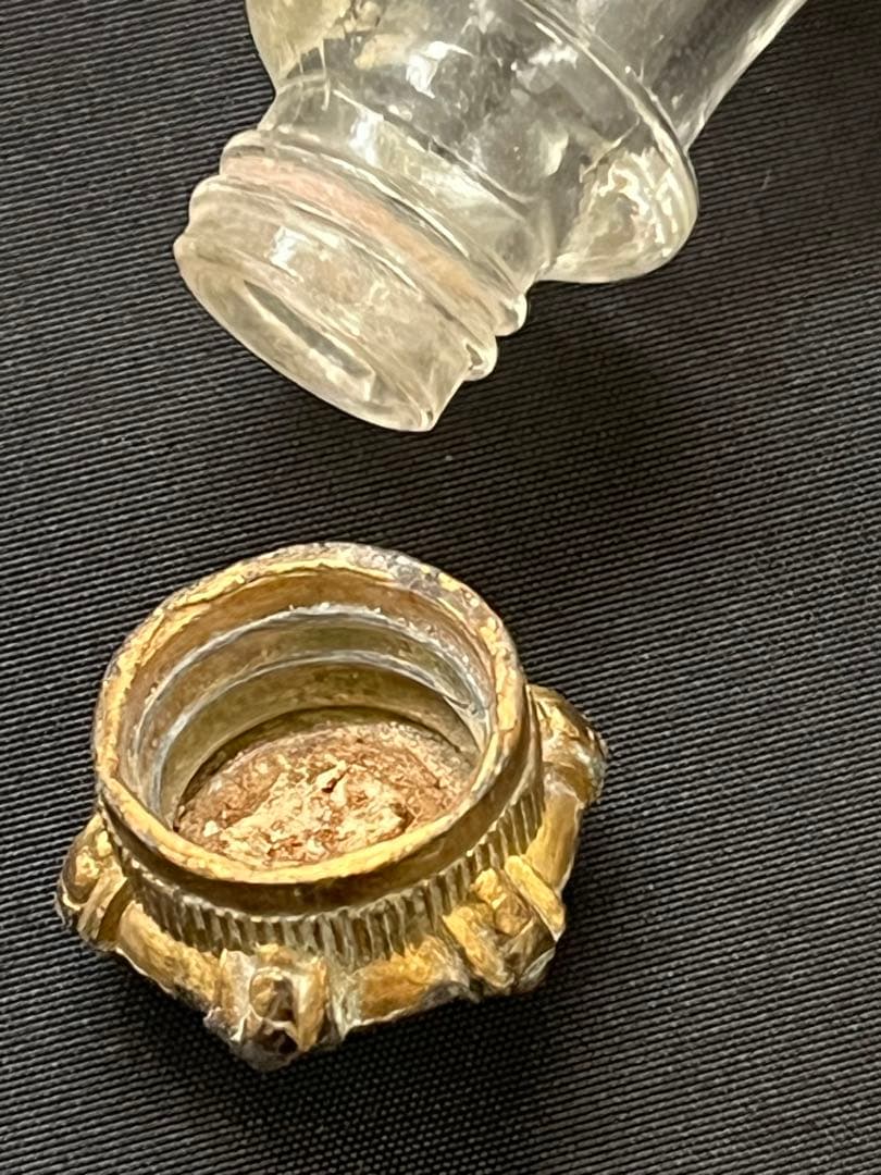 アンティークヴィンテージ 香水瓶天使キューピッド 真鍮装飾 ガラスボトル王冠