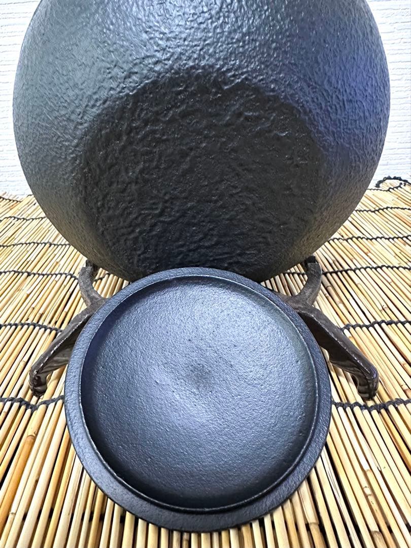 未使用品、栞付　南部運南堂鍋元造　南部鋳吉銘１５型アラレ　南部鉄瓶　南部鉄器