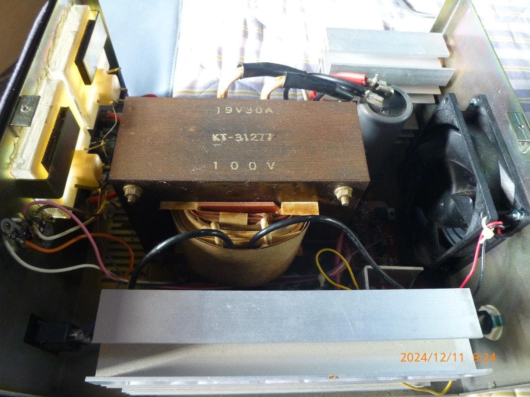 最安販売中　DIAMOND　30Aの大容量　巨大トランス安定化電源