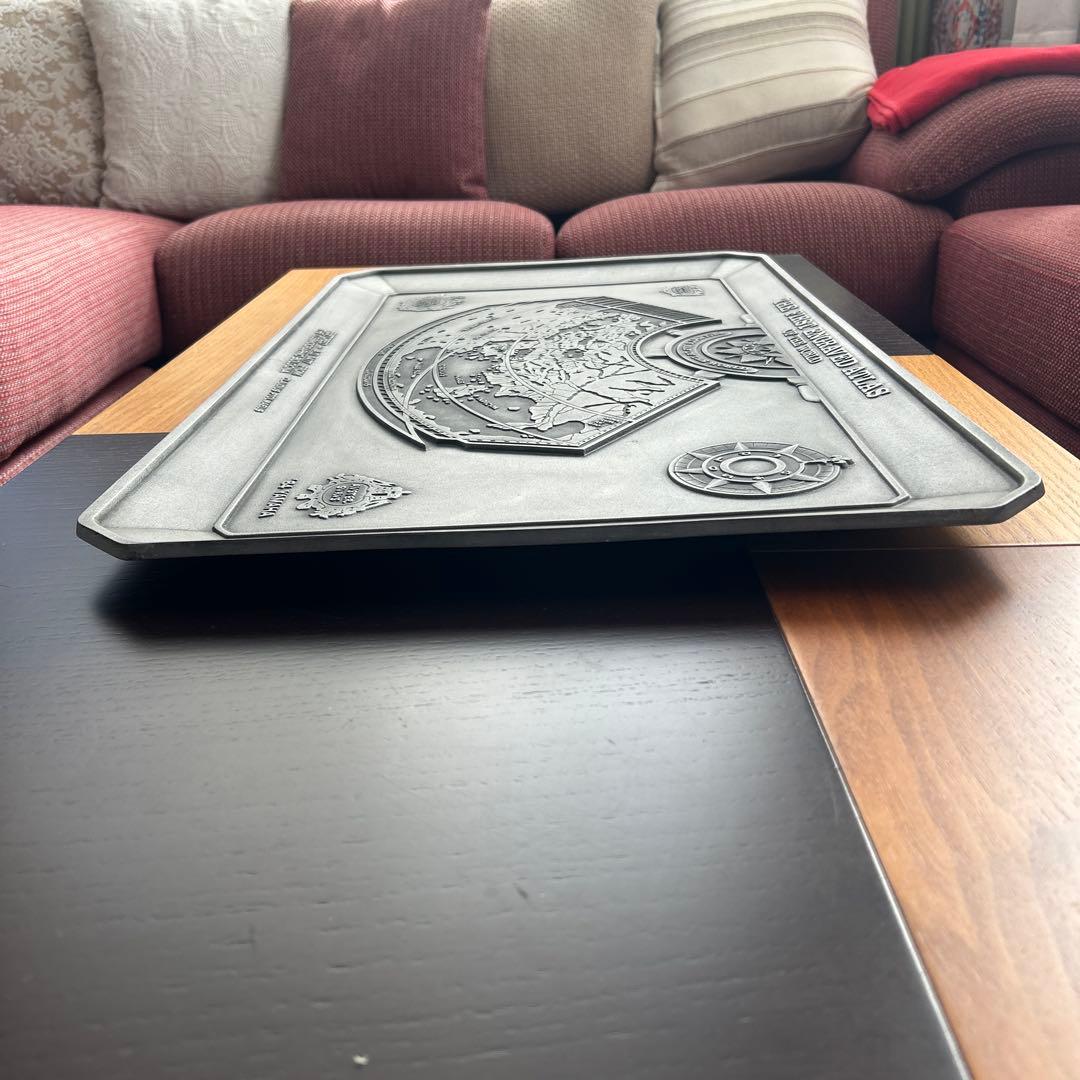 金属製の地図彫刻トレイ　壁掛け