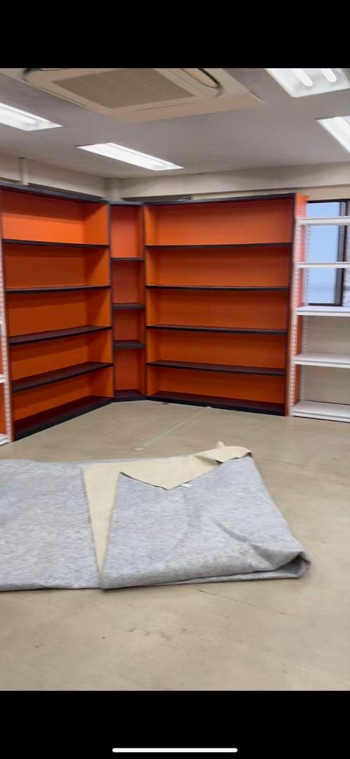 オレンジ色コーナー型ディスプレイ棚