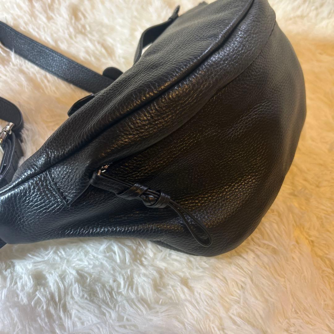 【極美品】nouer ヌエール　レザー　クロスボディバッグ　ブラック