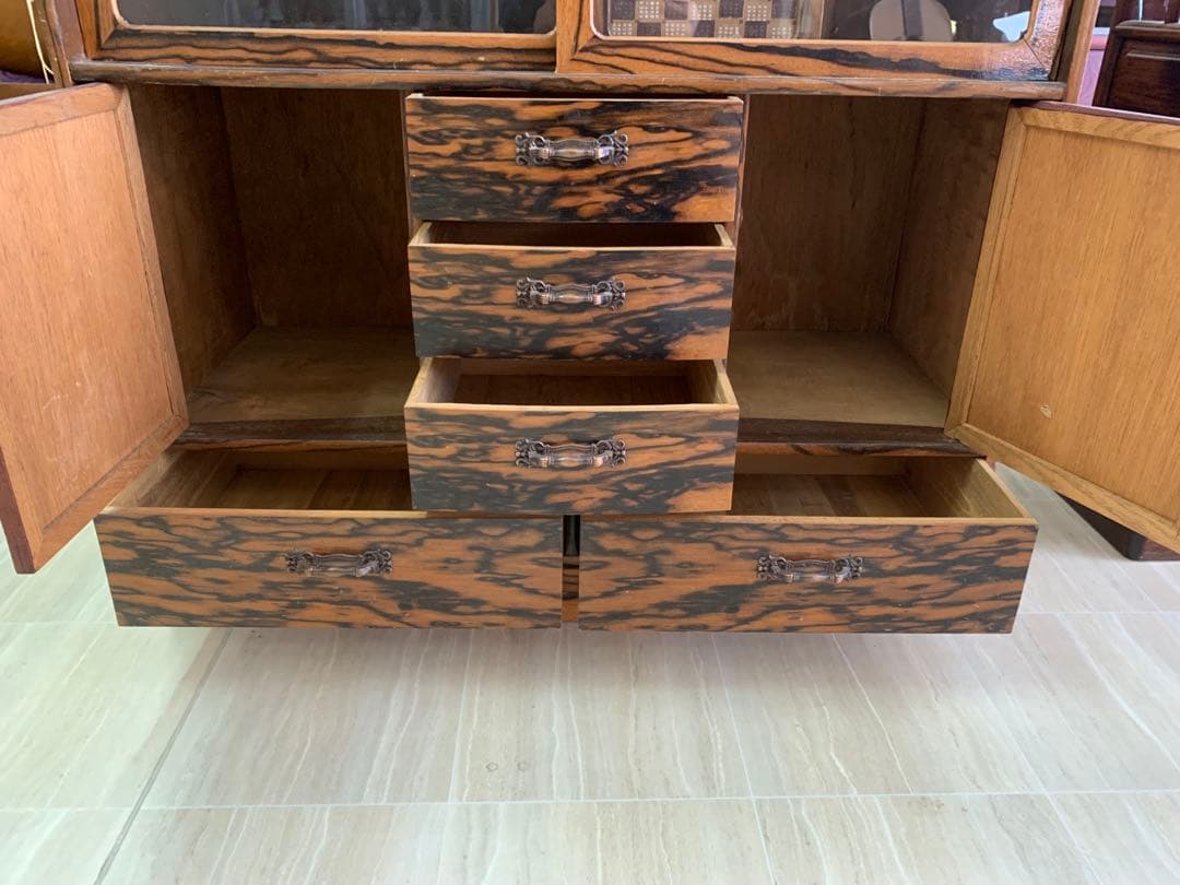 木製ガラス扉収納棚　和モダンな茶箪笥　虎斑模様　黒柿　アンティーク家具