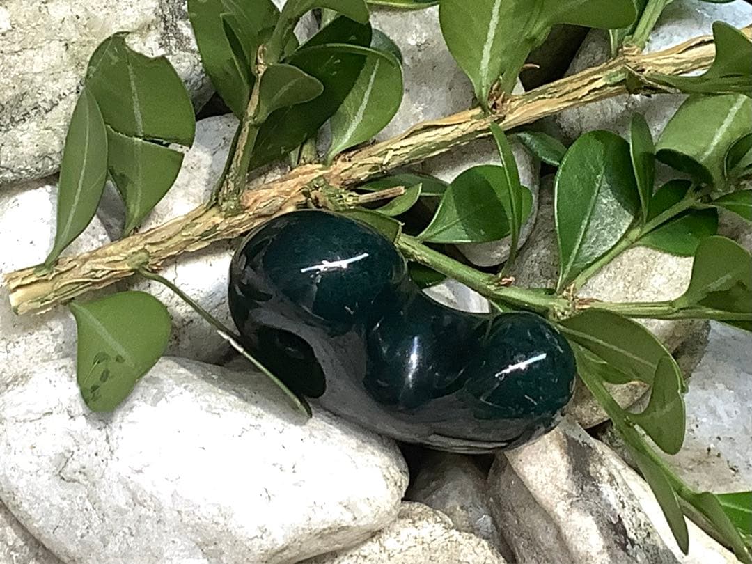 神宿る【 出雲石(青緑色の碧玉) 】島根県花仙山瑪瑙　青瑪瑙　出雲型勾玉　鑑別‼️