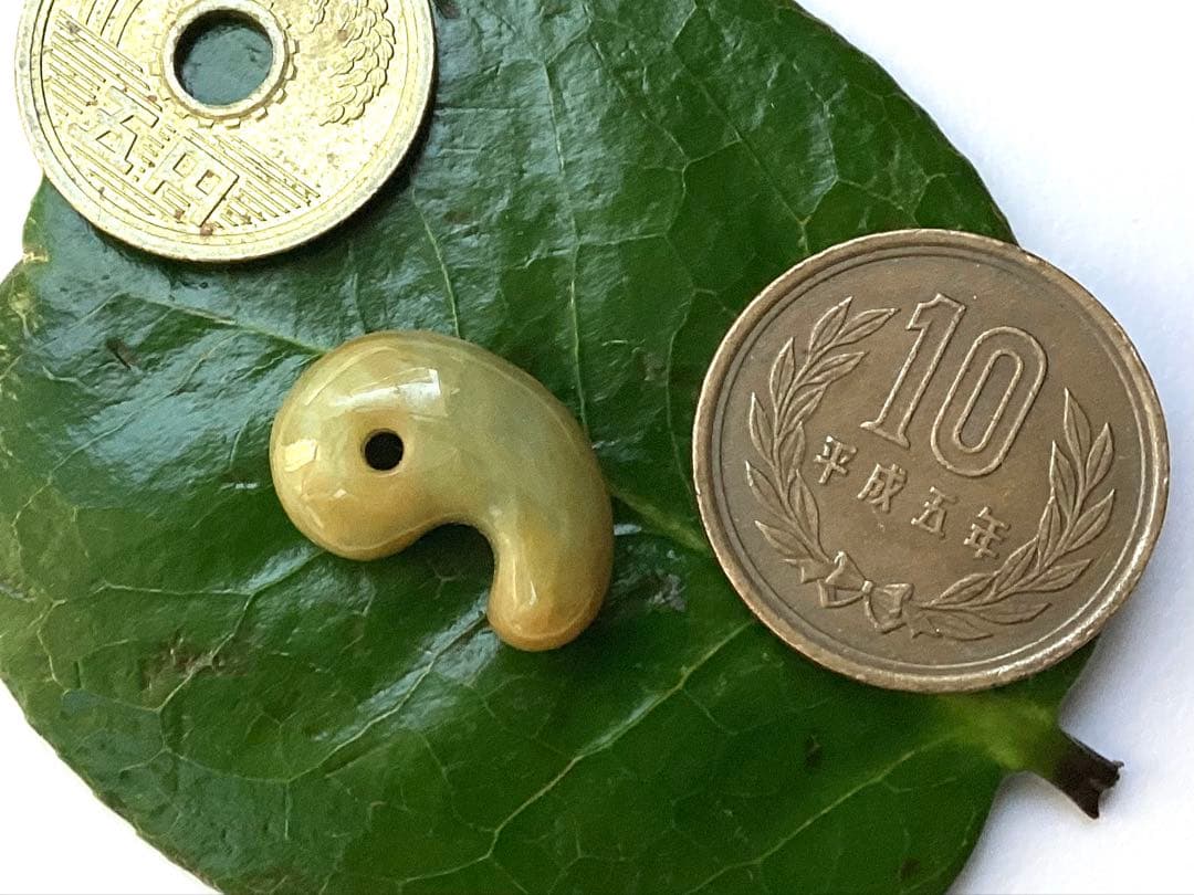 超極上レア物✳一番数少ない幻の幸運の黄色‼️ 糸魚川翡翠勾玉ガラス質　鑑別書取得品